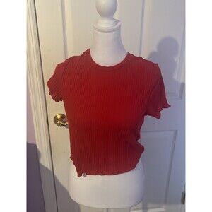 red lettuce hem crop top